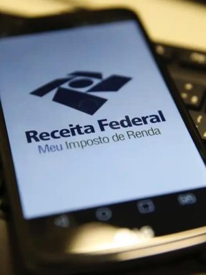 Apesar do atraso no fornecimento neste ano, a declaração pré-preenchida do Imposto de Renda Pessoa Física (IRPF) está parcialmente disponível desde a última segunda-feira (17). Os contribuintes podem acessar os rendimentos de 2024 e importar as informações da declaração do ano anterior, como identificação e endereço.