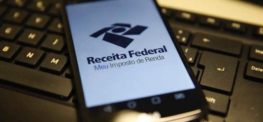 Apesar do atraso no fornecimento neste ano, a declaração pré-preenchida do Imposto de Renda Pessoa Física (IRPF) está parcialmente disponível desde a última segunda-feira (17). Os contribuintes podem acessar os rendimentos de 2024 e importar as informações da declaração do ano anterior, como identificação e endereço.