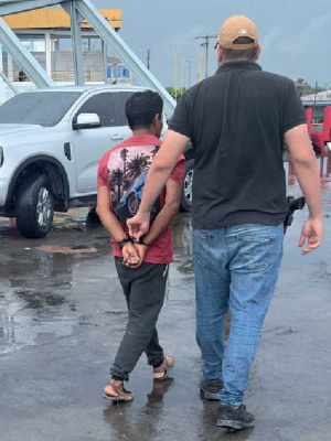 Policiais civis da 51ª Delegacia Interativa de Polícia (DIP) de Benjamin Constant (a 1.121 quilômetros de Manaus), em ação integrada com a Polícia Militar do Amazonas (PMAM), cumpriram, nesta terça-feira (1°/04), um mandado de prisão preventiva contra um professor indígena, cuja idade não foi revelada, por ameaça e estupro de vulnerável de duas alunas indígenas de 9 e 15 anos.