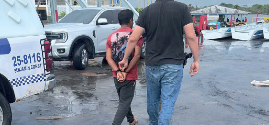 Policiais civis da 51ª Delegacia Interativa de Polícia (DIP) de Benjamin Constant (a 1.121 quilômetros de Manaus), em ação integrada com a Polícia Militar do Amazonas (PMAM), cumpriram, nesta terça-feira (1°/04), um mandado de prisão preventiva contra um professor indígena, cuja idade não foi revelada, por ameaça e estupro de vulnerável de duas alunas indígenas de 9 e 15 anos.