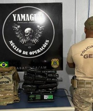 Na tarde desta quarta-feira, 7/5, policiais da Delegacia de Polícia Federal em Tabatinga/AM efetuaram a prisão em flagrante de um indivíduo por tráfico de drogas. Durante fiscalização de rotina no porto de Benjamin Constant, os policiais localizaram uma bolsa contendo aproximadamente 17 kg de pasta base de cocaína em posse de um passageiro. A substância entorpecente teria como destino final a cidade de Manaus/AM.