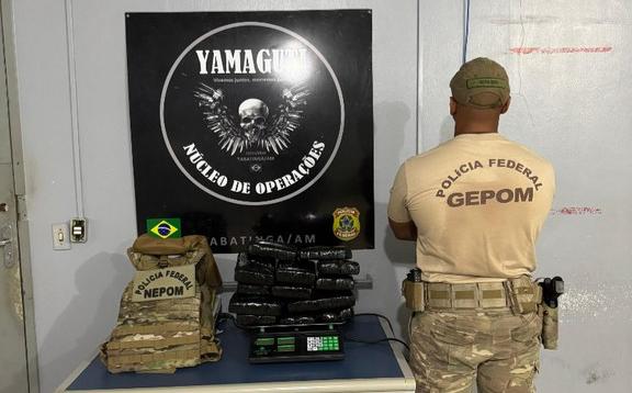 Na tarde desta quarta-feira, 7/5, policiais da Delegacia de Polícia Federal em Tabatinga/AM efetuaram a prisão em flagrante de um indivíduo por tráfico de drogas. Durante fiscalização de rotina no porto de Benjamin Constant, os policiais localizaram uma bolsa contendo aproximadamente 17 kg de pasta base de cocaína em posse de um passageiro. A substância entorpecente teria como destino final a cidade de Manaus/AM.