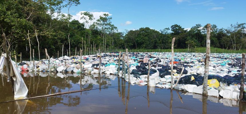 A Defensoria Pública do Amazonas (DPE-AM) solicitou da Prefeitura de Benjamin Constant a elaboração de um relatório sobre os impactos do lixão flutuante do vilarejo peruano de Islândia na população do município brasileiro. O defensor público Renan Nóbrega de Queiroz reuniu, nesta terça-feira (8), com o subsecretário municipal de Meio Ambiente, Weique Andrade de Almeida, e com o vereador Walker Pires da Cruz.