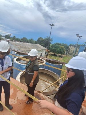 No início de outubro, a Fundação de Vigilância em Saúde do Amazonas – Dra. Rosemary Costa Pinto (FVS-RCP) conduziu uma série de inspeções técnicas em Benjamin Constant para avaliar o tratamento da água consumida pela população. A iniciativa integra um esforço estadual para fortalecer a segurança hídrica em municípios do Alto Solimões.